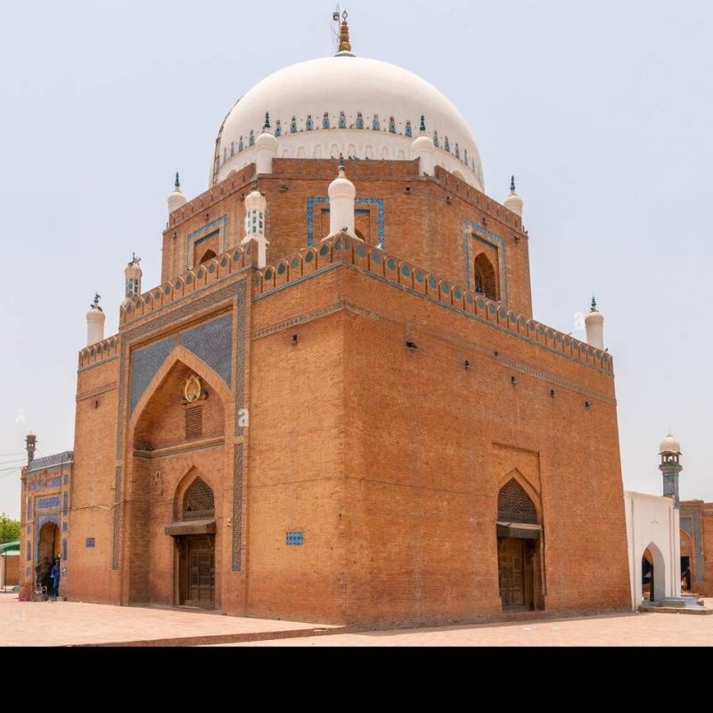 multan-darbar-hazrat-bahauddin-zakariya-multani-tomb-picturesque-view-on-a-sunny-blue-sky-day-2AHJ11R-transformed